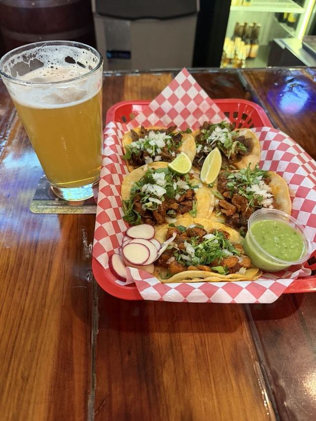 Tacos al pastor y una cerveza fría en la barra